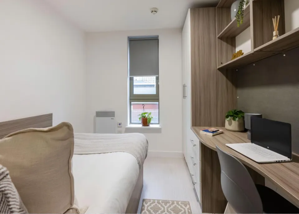 Londonist DMC | Silver Plus Ensuite